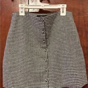 Lulu’s Black and White Houndstooth Skirt